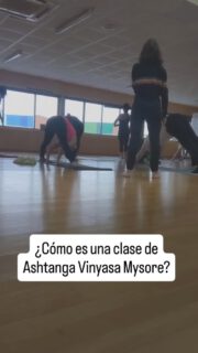 ¿Cómo es una clase de Ashtanga Vinyasa Mysore?

Practicamos en grupo, juntxs creamos y sostenemos un espacio de concentración y silencio para apoyar la práctica de todxs.

Cada una va a su "tempo y ritmo", y no todxs hacen lo mismo. Se contemplan las necesidades (siempre cambiantes) de cada persona.

Parte del método y del yoga es aprender a escucharnos, desarrollar la escucha hacia nuestras sensaciones, necesidades, respiración... Cada día, y en cada etapa de nuestra vida; no siempre necesitamos lo mismo en casa etapa, la evolución es hacia una mayor escucha no hacia hacer posturas más acrobáticas. 

Hay una persona fuera que sostiene el grupo y acompaña a cada practicante, pero solo te guía hasta el umbral de tu propia evolución y desarrollo, el trabajo  lo hace cada una, y estoy convencida de que es la única manera de hacernos verdaderamente libres.