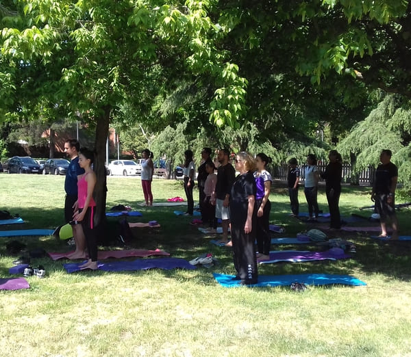 20180519_113806(3) yoga en el parque París, Las Rozas